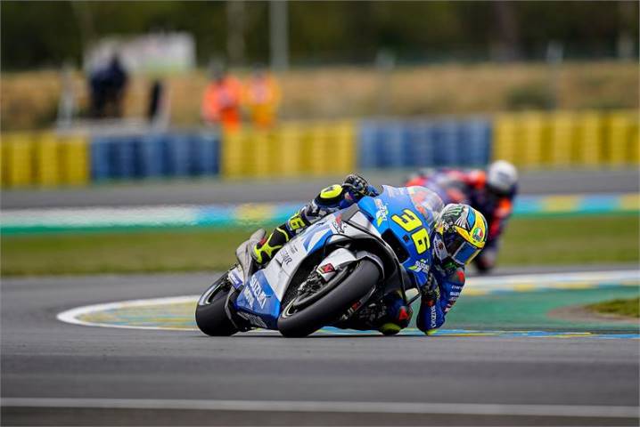 Joan Mir pilotando la Suzuki durante los entrenamientos libres de MotoGP