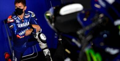 Jorge Lorenzo en el box de Yamaha durante unas jornadas de test de MotoGP