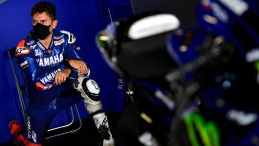 Jorge Lorenzo en el box de Yamaha durante unas jornadas de test de MotoGP