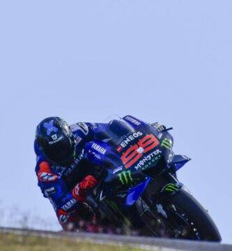 Jorge Lorenzo pilotando la Yamaha M1 en Portimao en los últimos test de MotoGP