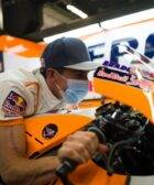 Marc Márquez en el box del Repsol Honda Team de MotoGP en Barcelona