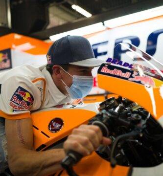 Marc Márquez en el box del Repsol Honda Team de MotoGP en Barcelona