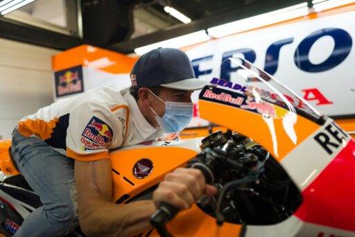 Marc Márquez en el box del Repsol Honda Team de MotoGP en Barcelona