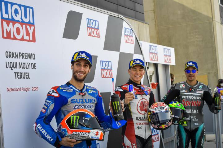 Takaaki Nakagami, Franco Morbidelli y Álex Rins forman la primera fila de MotoGP