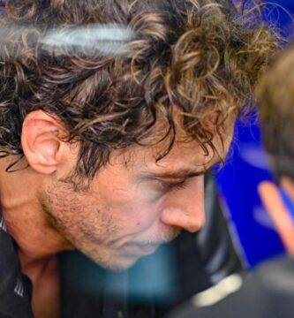 Valentino Rossi en su box durante una carrera de MotoGP