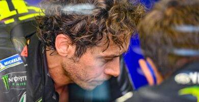 Valentino Rossi en su box durante una carrera de MotoGP