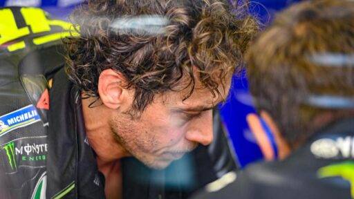 Valentino Rossi en su box durante una carrera de MotoGP