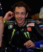 Valentino Rossi en el box de Yamaha