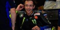 Valentino Rossi en el box de Yamaha