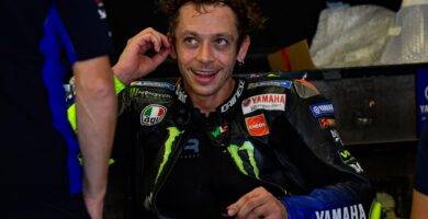 Valentino Rossi en el box de Yamaha