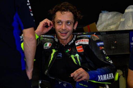 Valentino Rossi en el box de Yamaha