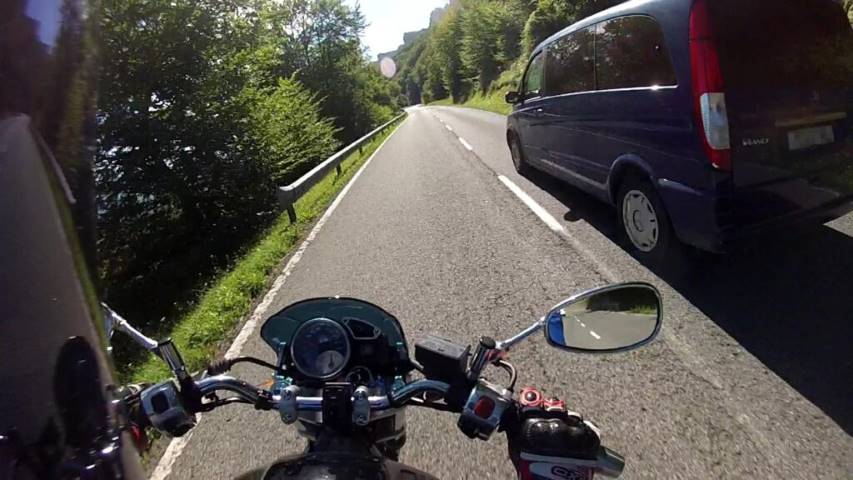 Una moto adelantando a una furgoneta