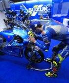 Joan Mir con la Suzuki en el box