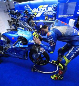 Joan Mir con la Suzuki en el box