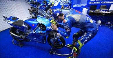 Joan Mir con la Suzuki en el box