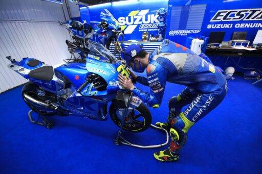 Joan Mir con la Suzuki en el box