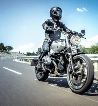 Una BMW NineT se dispone a adelantar