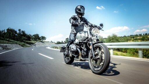 Una BMW NineT se dispone a adelantar