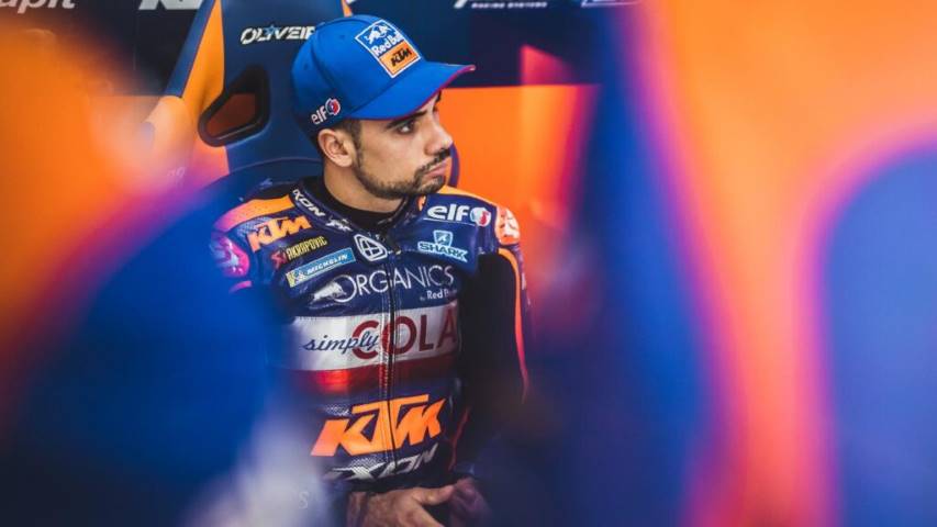 Miguel Oliveira en el box de KTM Tech 3 durante el Gran Premio de Portugal