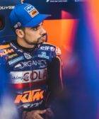Miguel Oliveira en el box de KTM Tech 3 durante el Gran Premio de Portugal