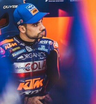 Miguel Oliveira en el box de KTM Tech 3 durante el Gran Premio de Portugal