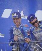 Joan Mir y Álex Rins en el podio de MotoGP