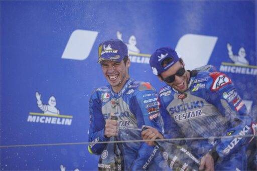 Joan Mir y Álex Rins en el podio de MotoGP