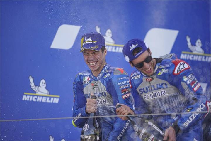 Joan Mir y Álex Rins en el podio de MotoGP