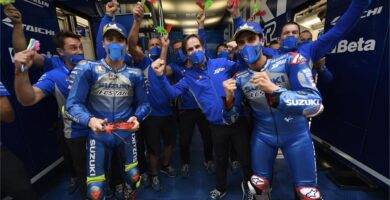 Equipo Suzuki celebrando la victoria y el podio de sus pilotos en Aragón en MotoGP