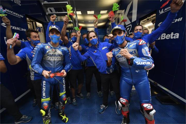 Equipo Suzuki celebrando la victoria y el podio de sus pilotos en Aragón en MotoGP