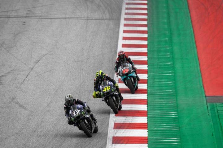 Maverick Viñales Fabio Quartararo Valentino Rossi pilotando la Yamaha durante una carrera de MotoGP