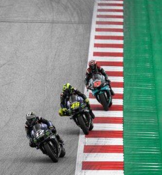 Maverick Viñales Fabio Quartararo Valentino Rossi pilotando la Yamaha durante una carrera de MotoGP