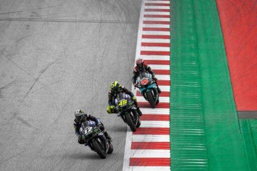 Maverick Viñales Fabio Quartararo Valentino Rossi pilotando la Yamaha durante una carrera de MotoGP