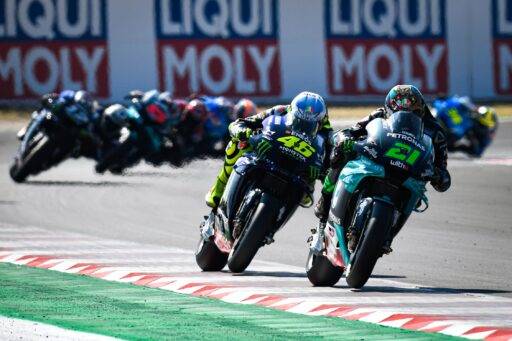 Lin Jarvis sobre un equipo satélite con Rossi