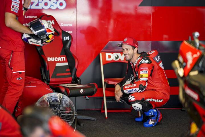 Andrea Dovizioso en el box de Ducati