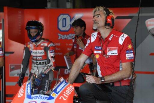 Gigi Dall'Igna y Andrea Dovizioso en el box de Ducati