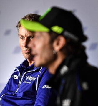 Lin Jarvis sobre un equipo satélite con Rossi