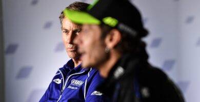 Lin Jarvis sobre un equipo satélite con Rossi