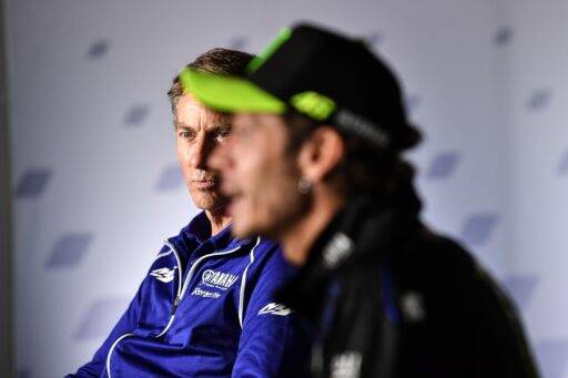 Lin Jarvis sobre un equipo satélite con Rossi