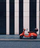 Un scooter aparcado en la acera en Berlín
