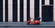 Un scooter aparcado en la acera en Berlín