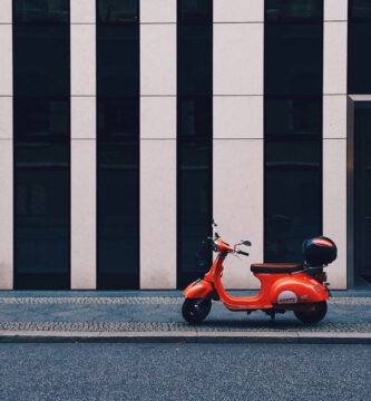 Un scooter aparcado en la acera en Berlín