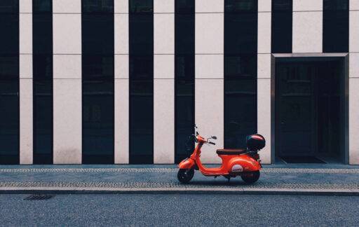 Un scooter aparcado en la acera en Berlín