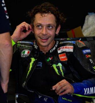 Valentino Rossi en el box de Yamaha