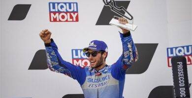 alex rins en el podio en aragon