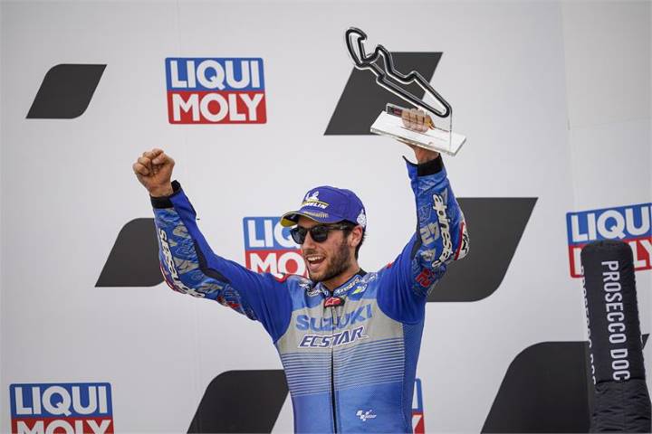 alex rins en el podio en aragon