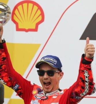 jorge lorenzo en un podio con Ducati