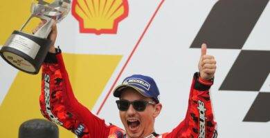 jorge lorenzo en un podio con Ducati