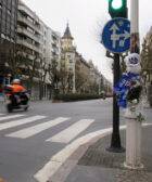 Flores y foto de motorista fallecido colocados en una farola