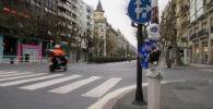 Flores y foto de motorista fallecido colocados en una farola